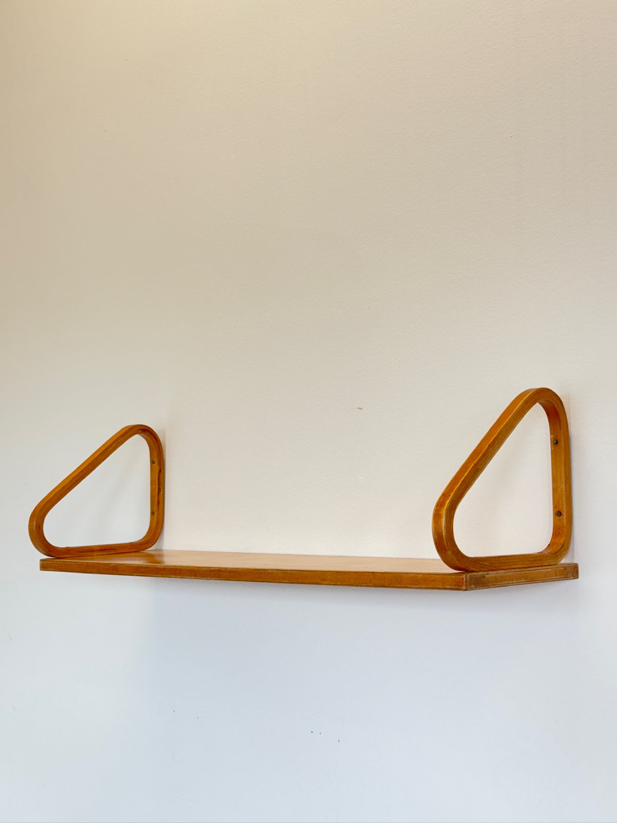 Vägghylla 112B av Alvar Aalto