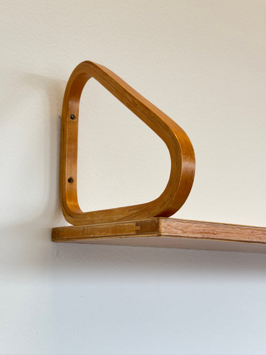 Vägghylla 112B av Alvar Aalto