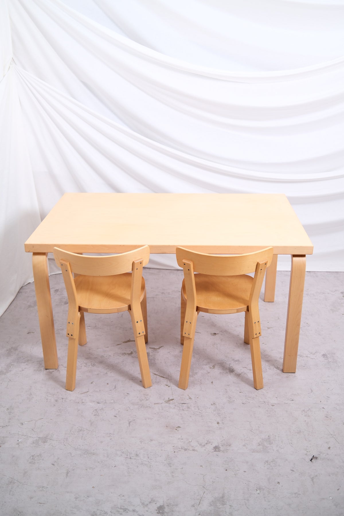 Alvar Aalto 82B -pöytä, valmistaja Artek, massiivikoivu