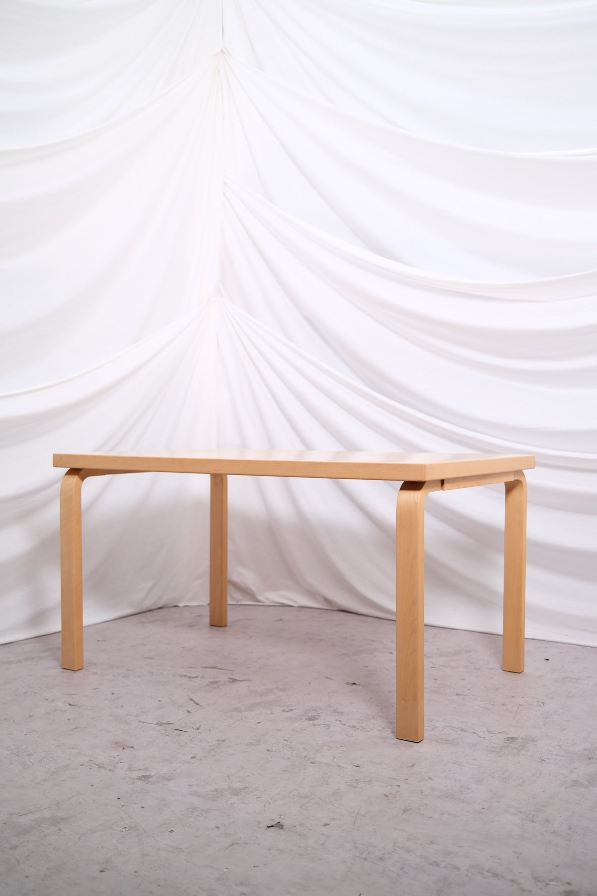 Alvar Aalto 82B -pöytä, valmistaja Artek, massiivikoivu