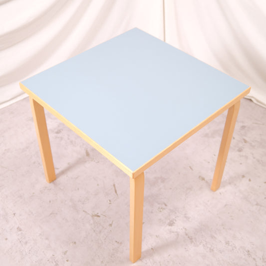 Alvar Aalto Artek bord 81C, ljusblå skiva
