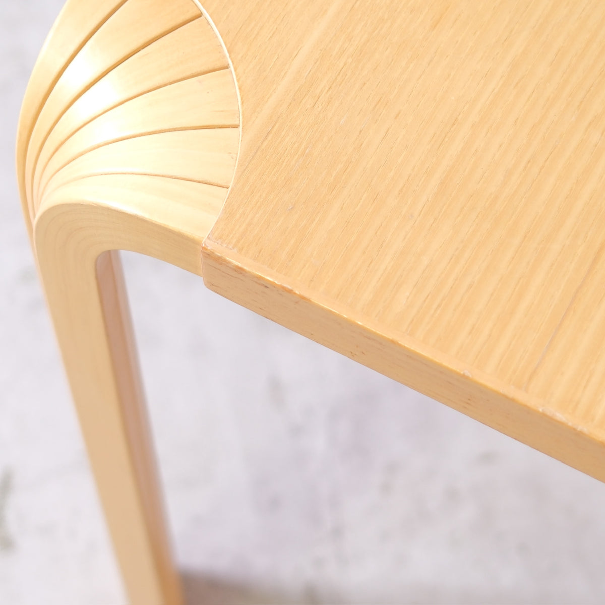 Alvar Aalto Fan Leg -sohvapöytä MX800, valmistaja Artek