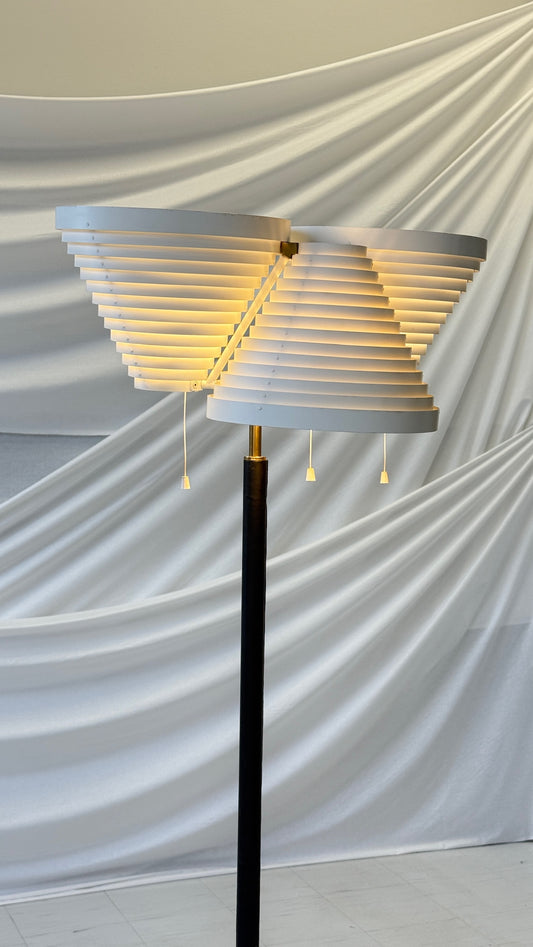 Artek golvlampa A809 av Alvar Aalto