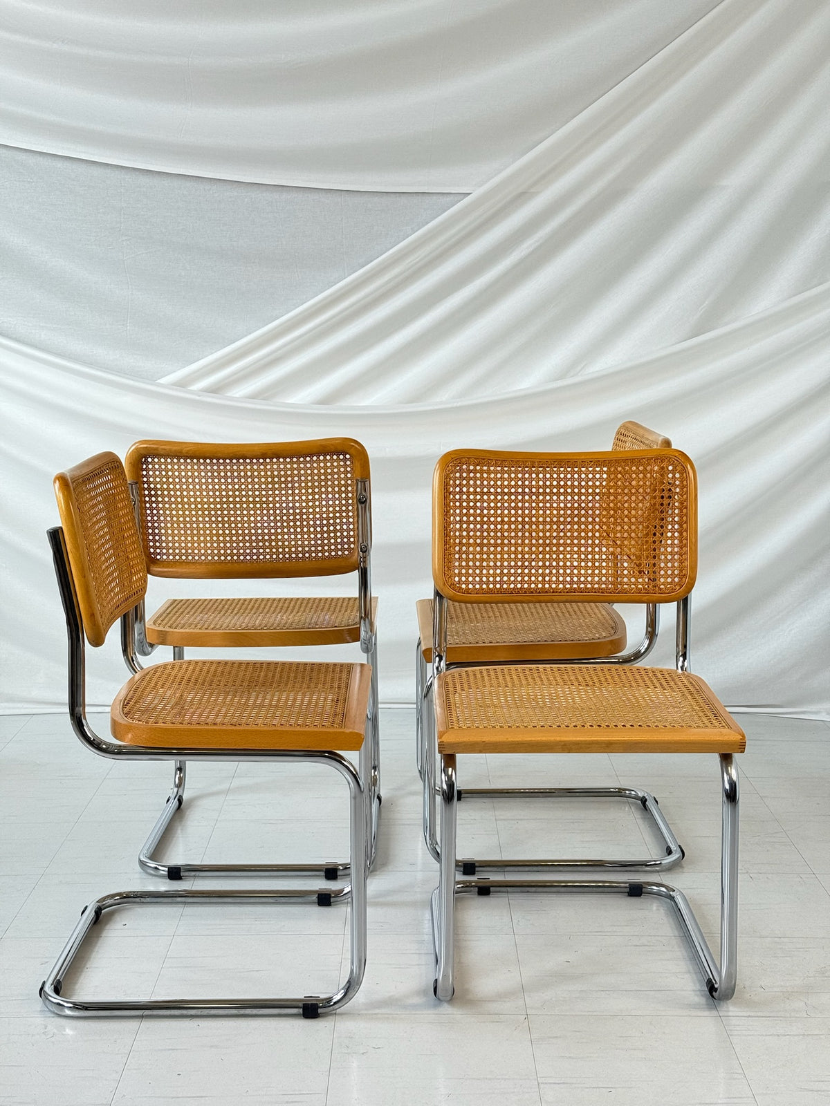 Vintage ulokerakenteiset ruokapöydän tuolit