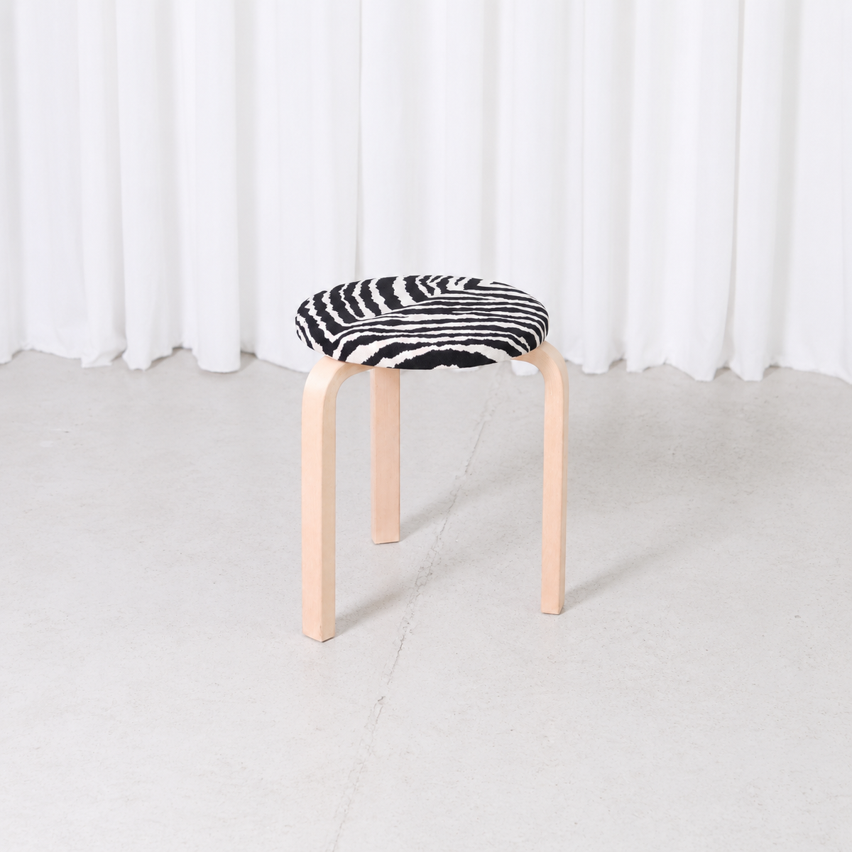 Artek pall 60 med Zebra-klädsel