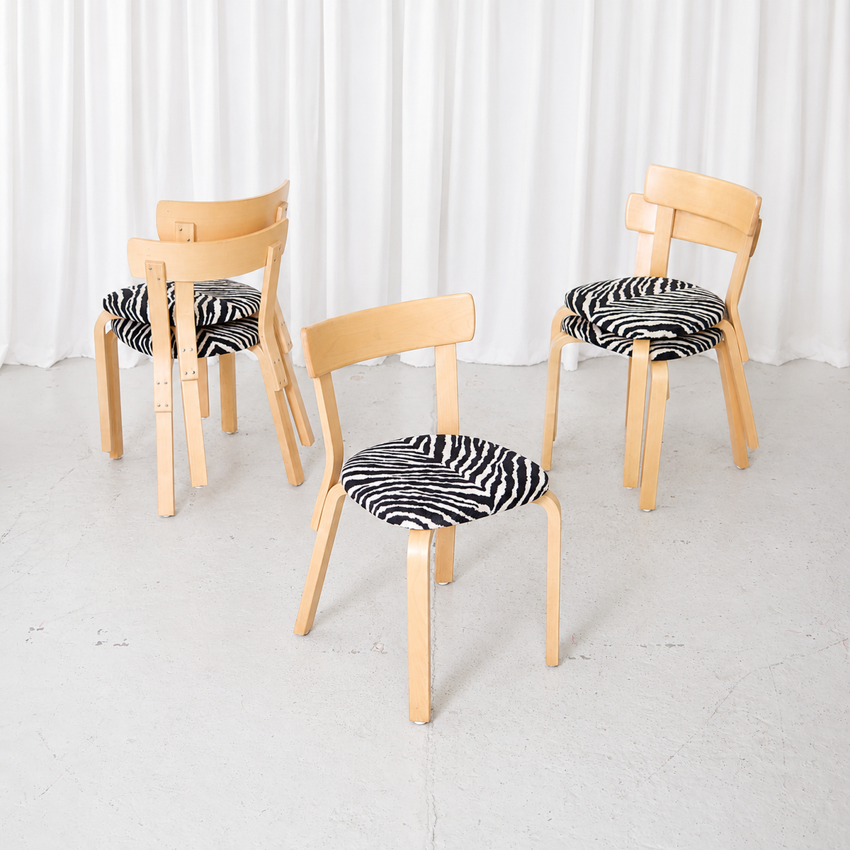 Alvar Aalto stol 69 med Zebra-klädsel för Artek