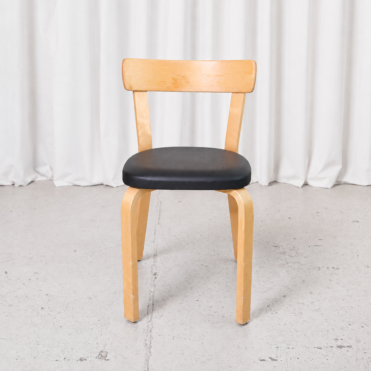 Alvar Aalto 69 -tuoli, valmistaja Artek, musta verhoilu