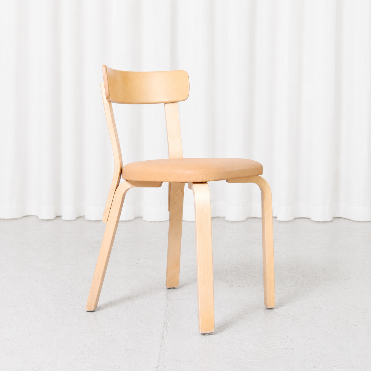 Artek tuoli 69, koivu ja beige verhoilu – Alvar Aalto