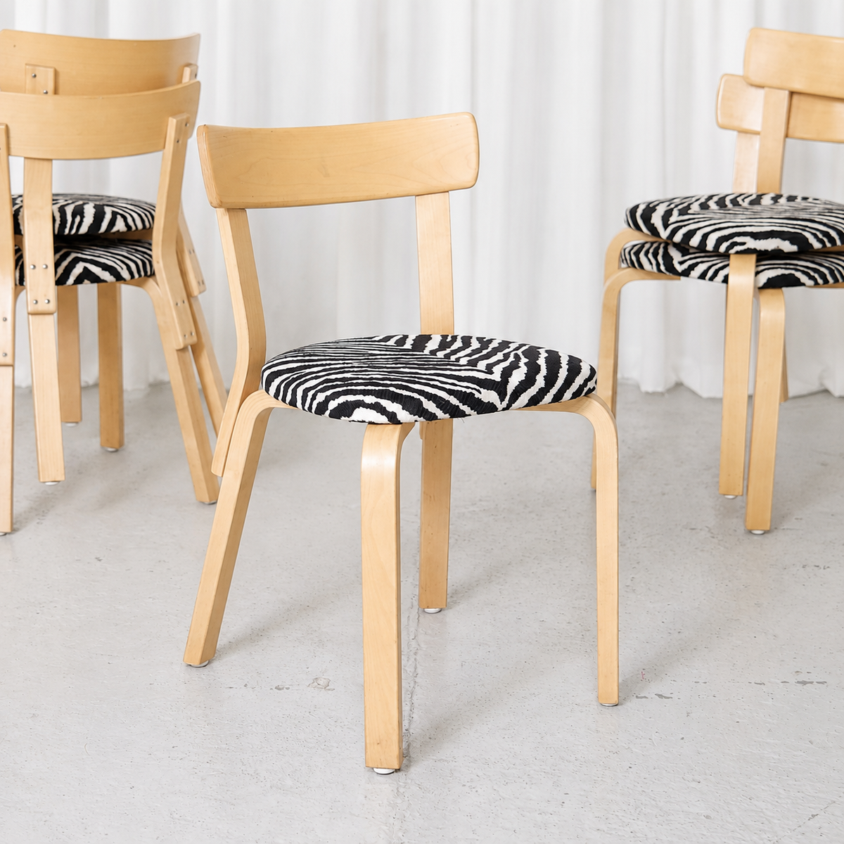 Alvar Aalto stol 69 med Zebra-klädsel för Artek
