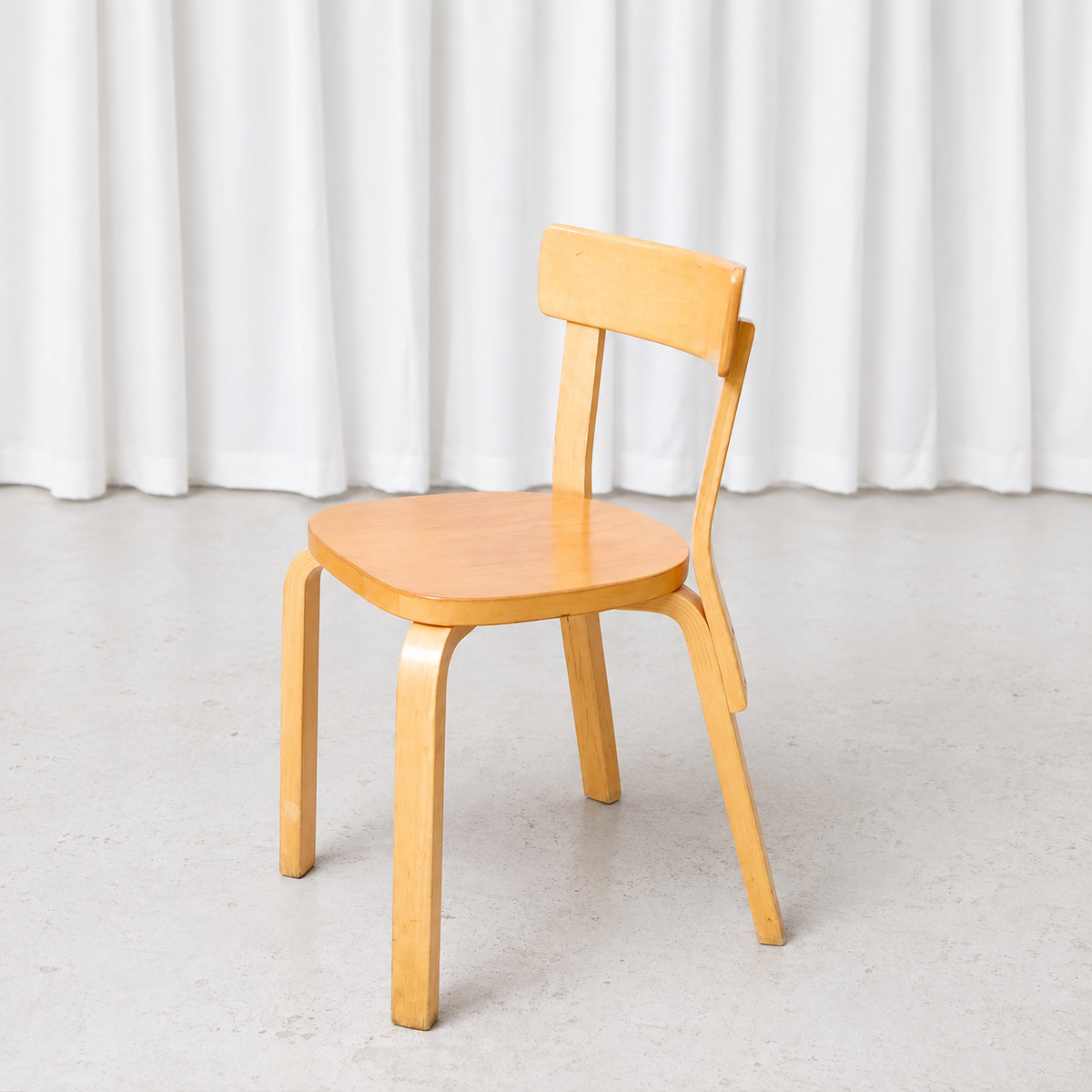 Artek Stol 69 i björk av Alvar Aalto