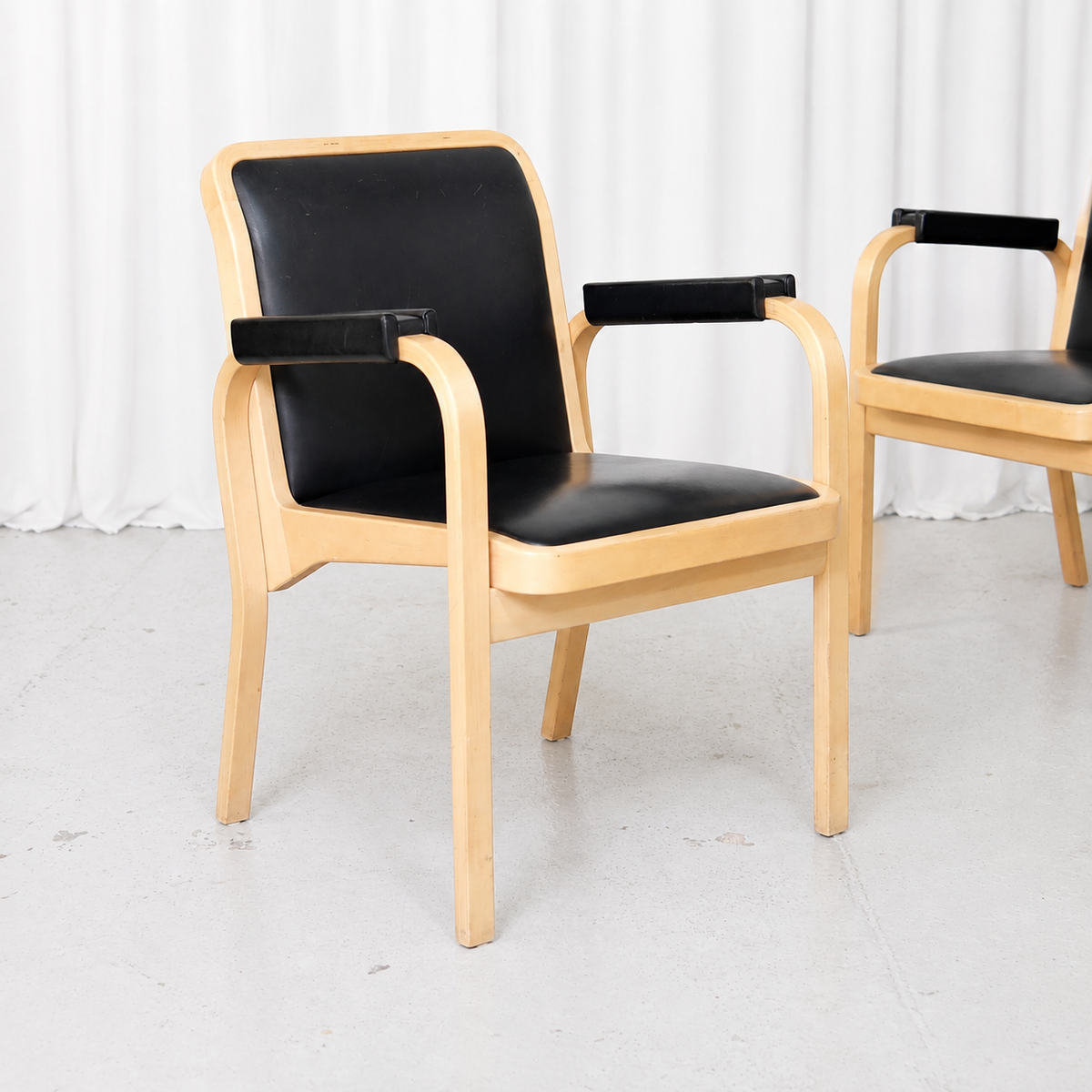 Alvar Aalto E45 -nojatuoli, valmistaja Artek, koivu ja musta nahka
