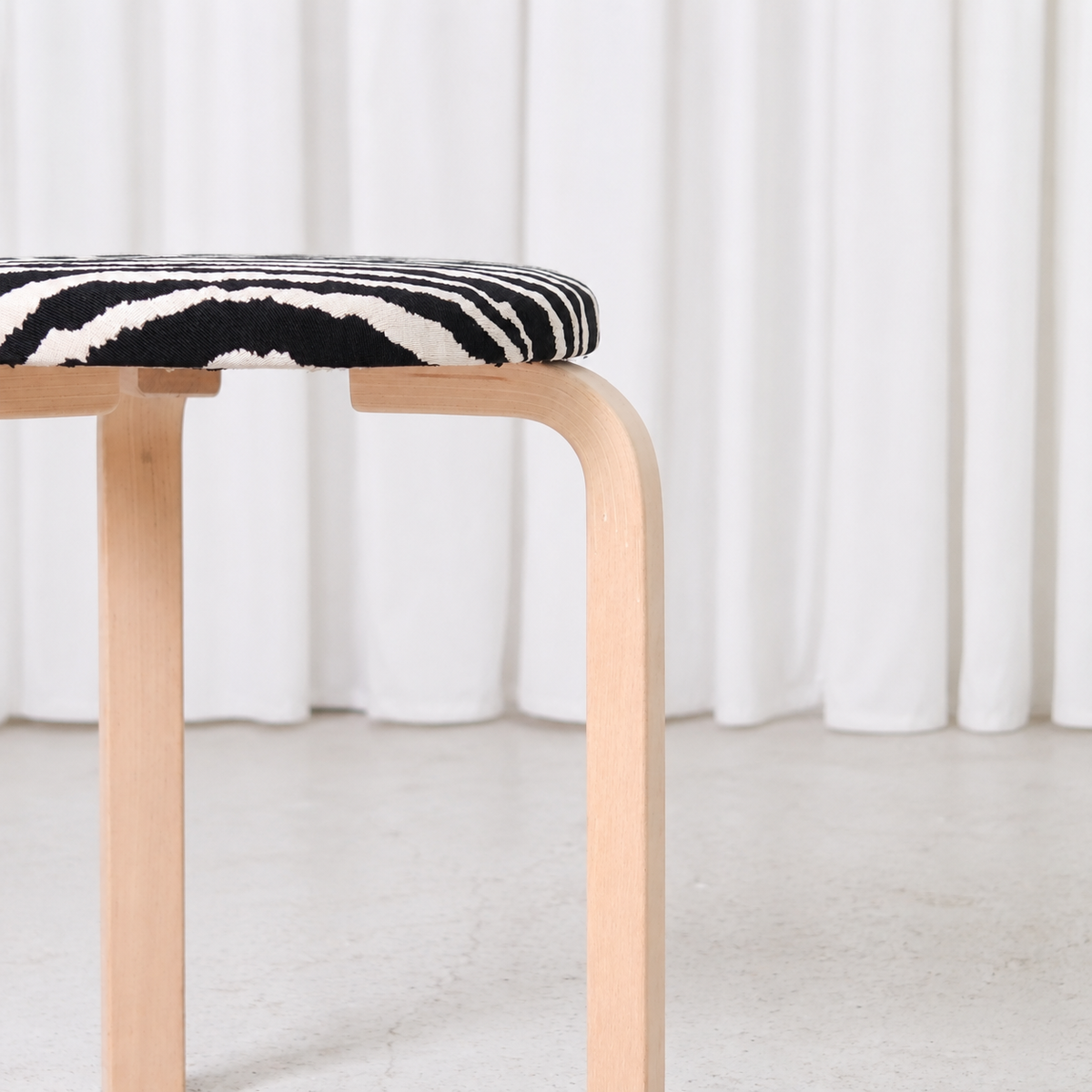 Artek pall 60 med Zebra-klädsel