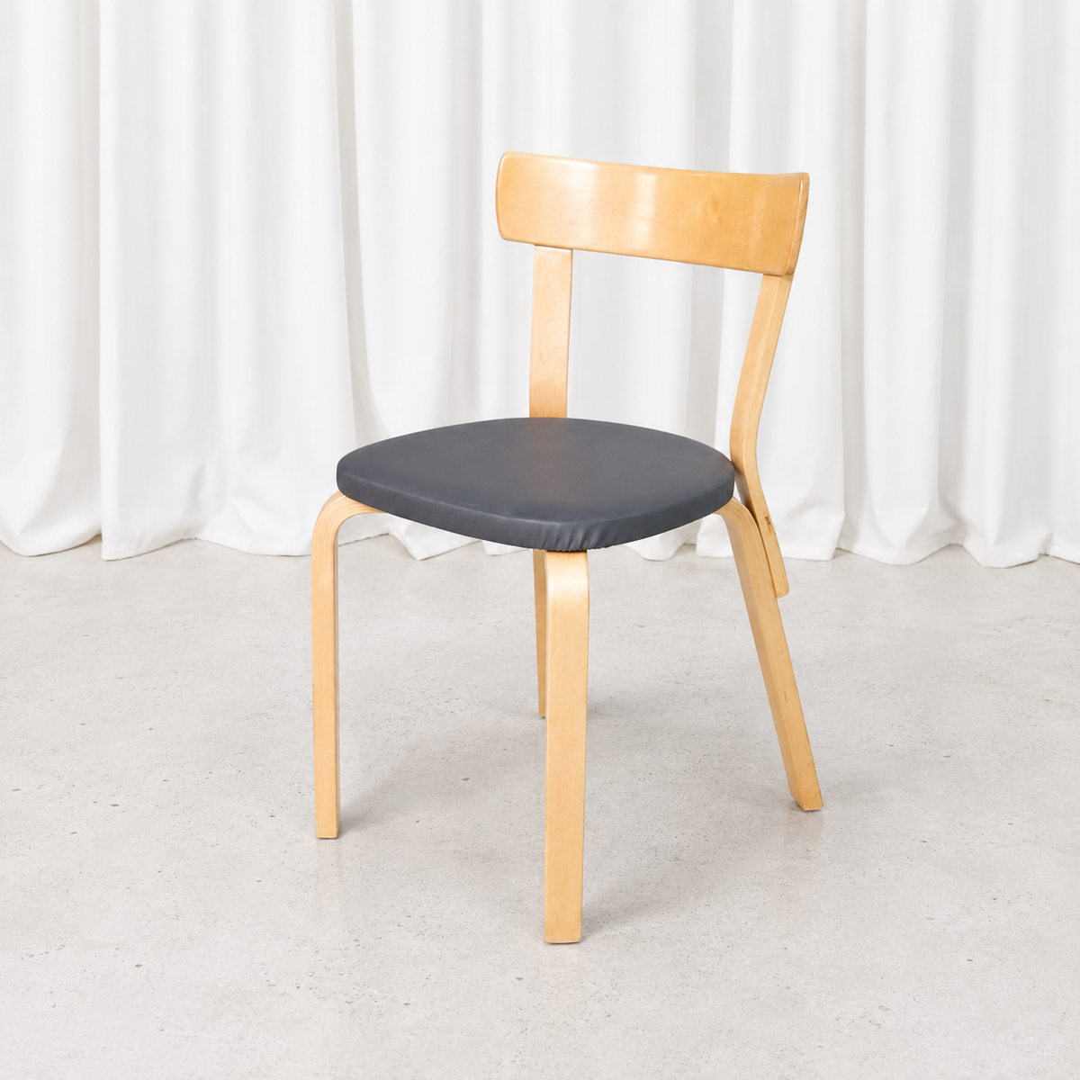 Artek tuoli 69, tummanharmaa verhoilu – Alvar Aalto