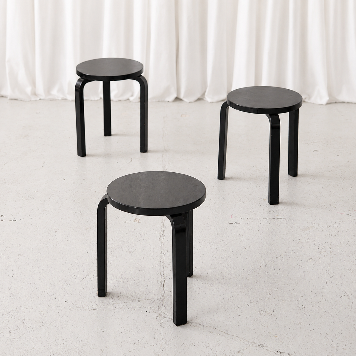 Artek Pall 60 av Alvar Aalto, svart