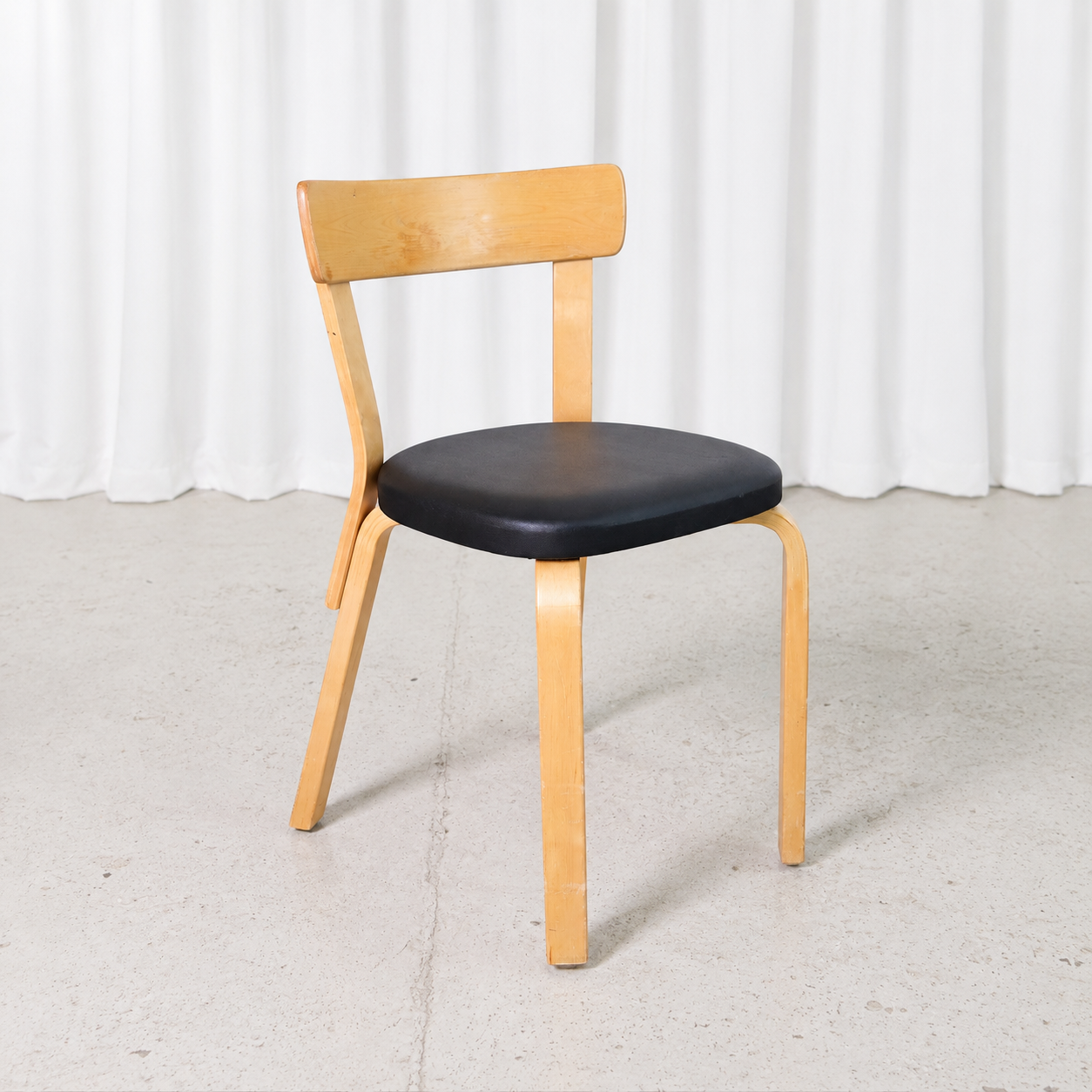 Alvar Aalto 69 -tuoli, valmistaja Artek, musta verhoilu