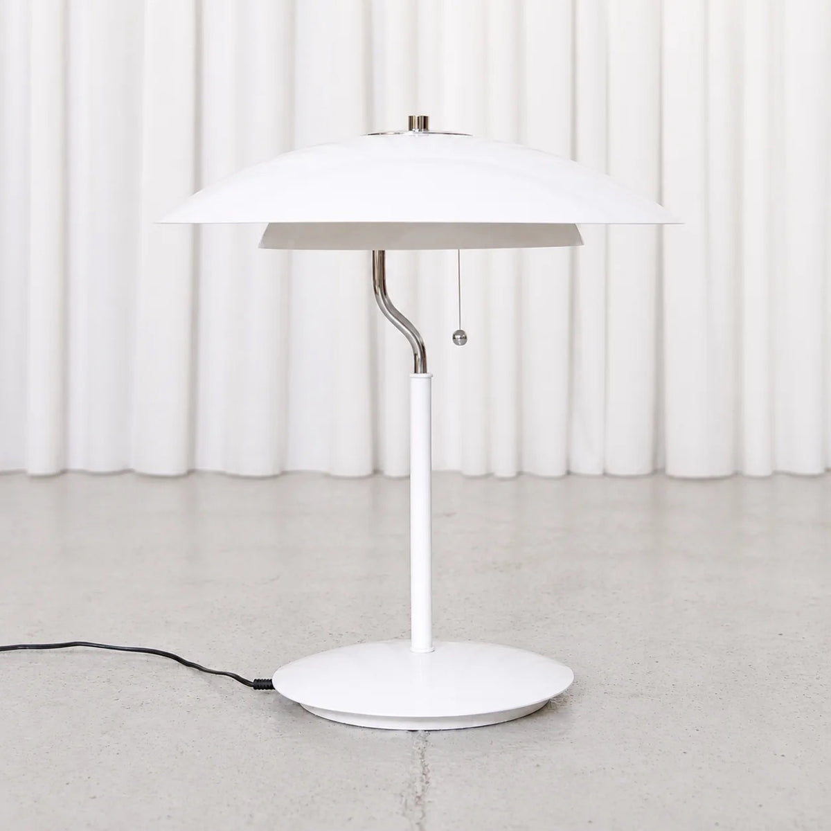 Vit Jonas bordslampa av Jonas Hidle, sedd framifrån