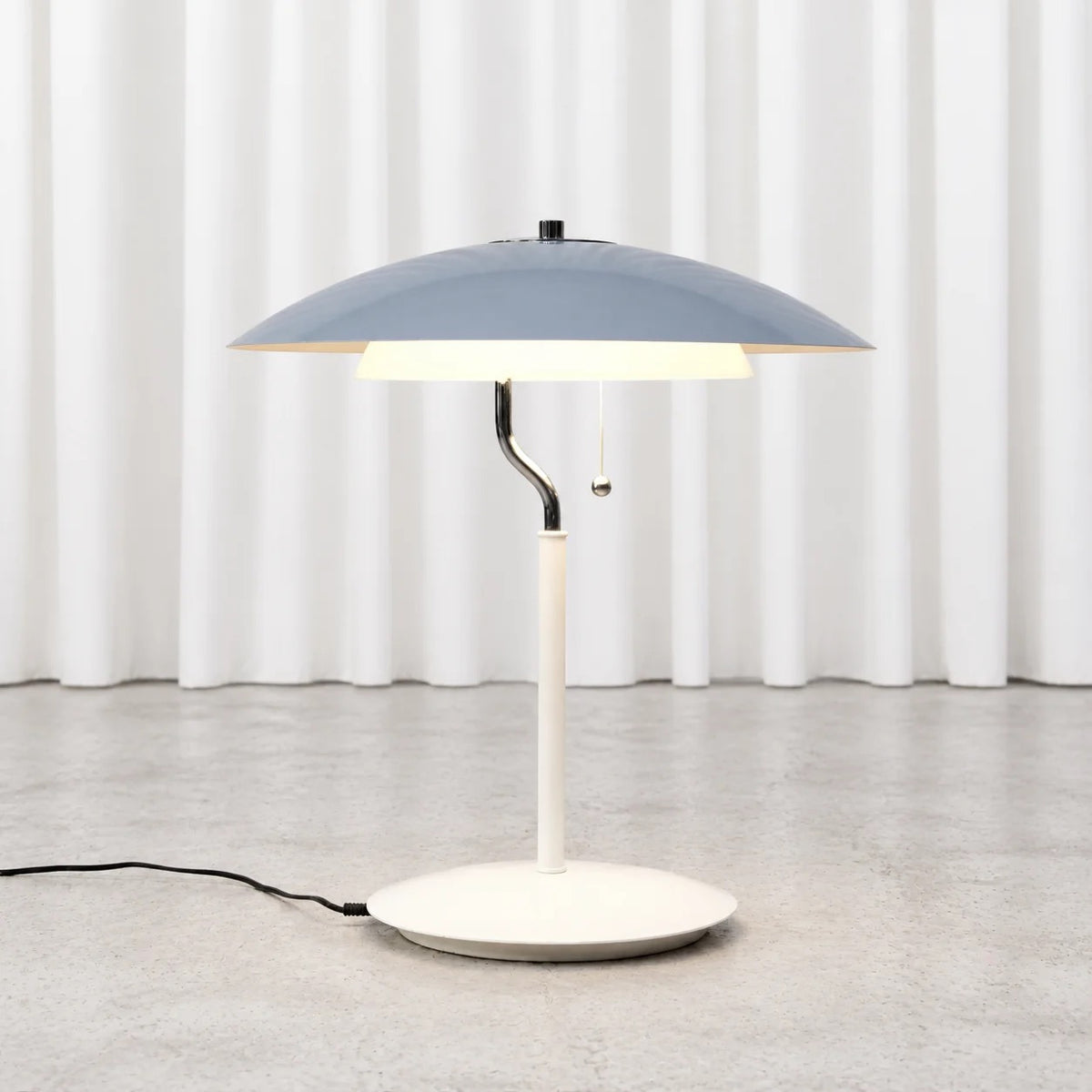 Jonas bordslampa tänd