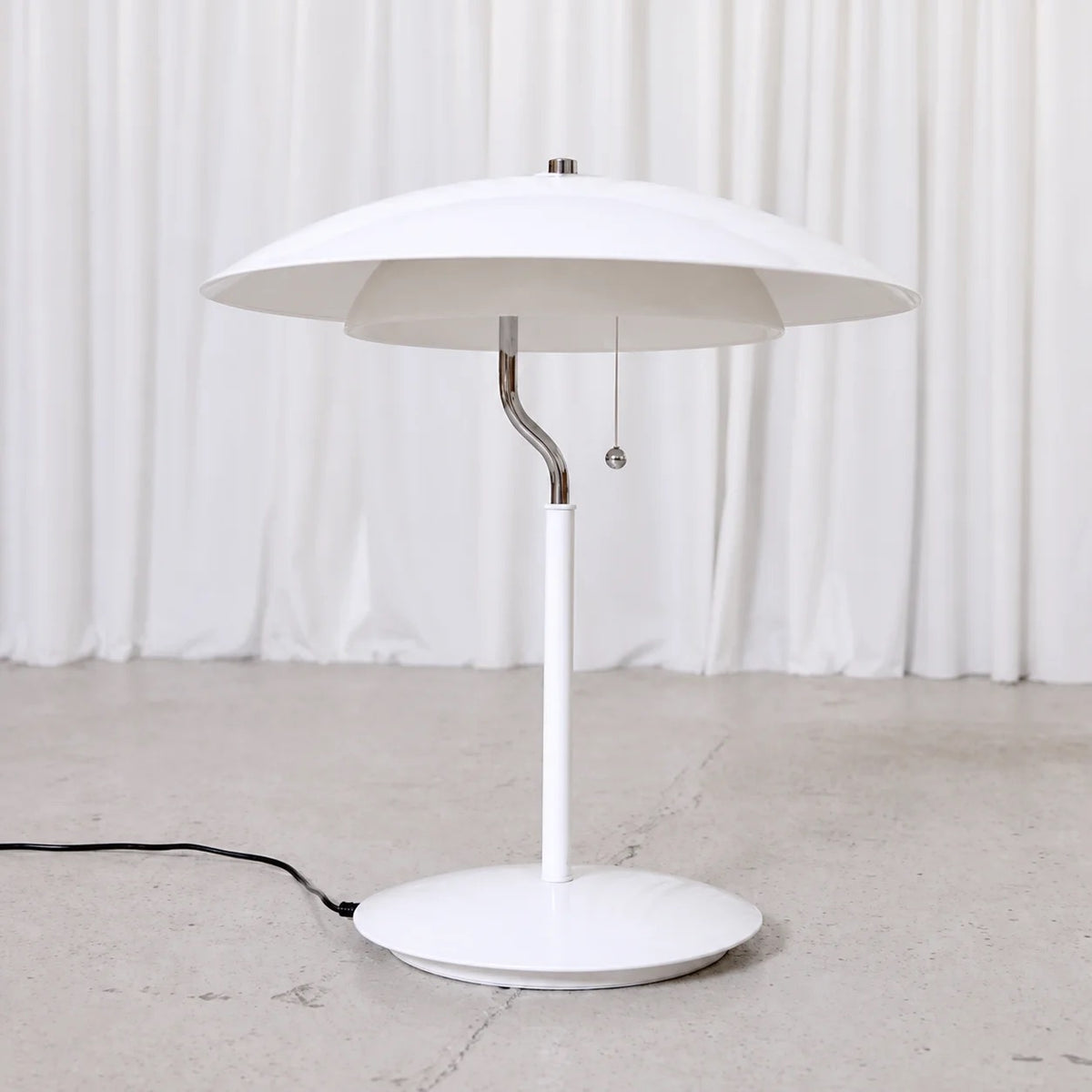 Vit Jonas bordslampa av Jonas Hidle, sedd från sidan