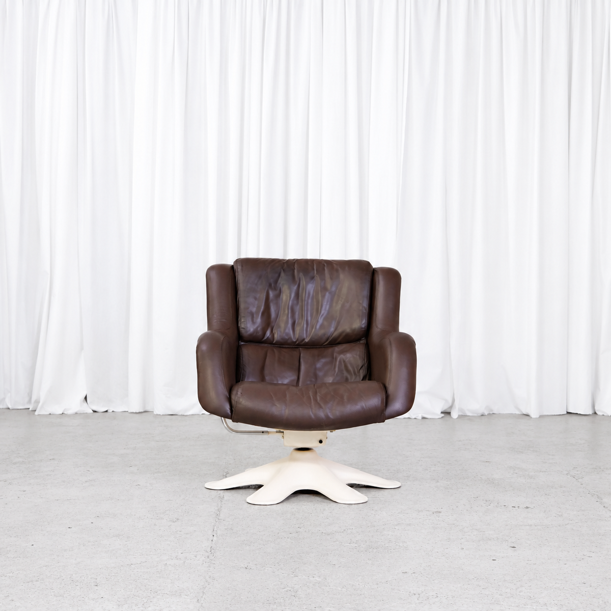 Yrjö Kukkapuro 418 Little Carousel lounge chair in brown leather, front view
