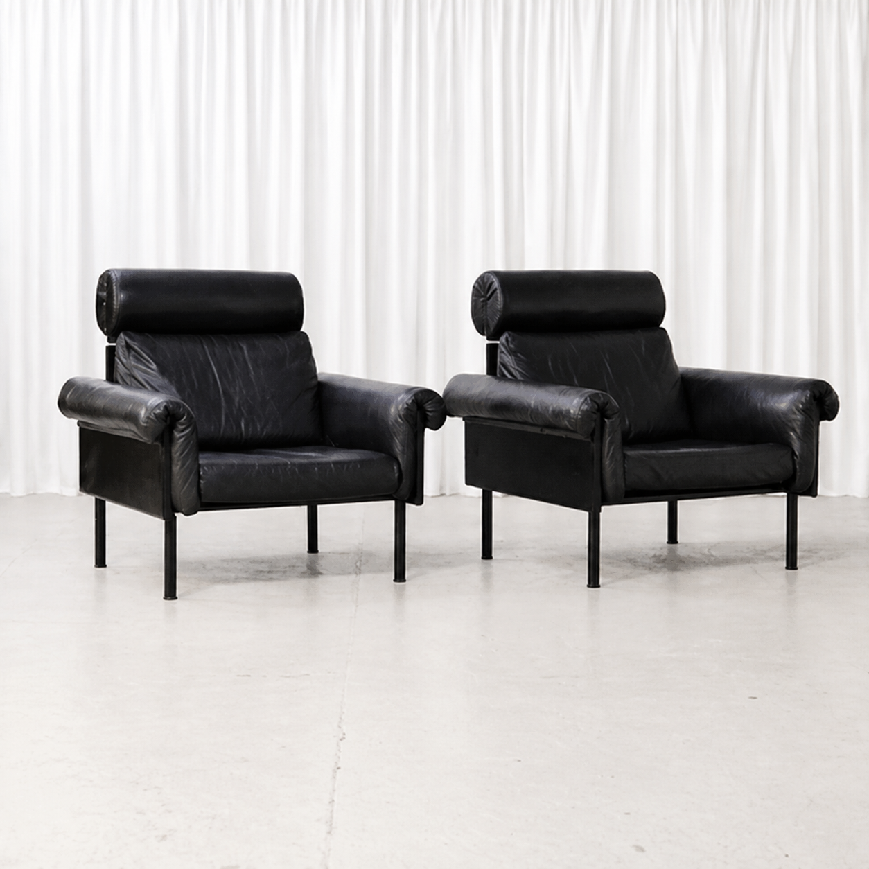 Pair of Yrjö Kukkapuro Ateljee armchairs in black leather with removable headrests